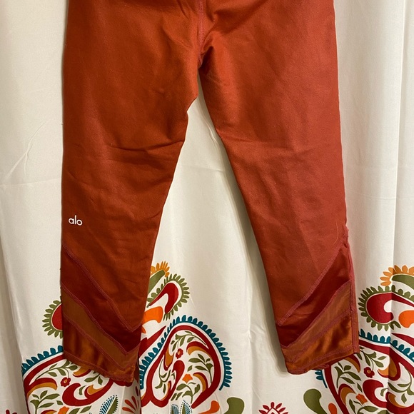 Alo Leggings - Picture 2 of 3